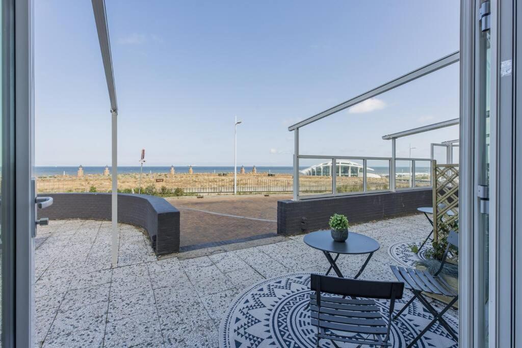 Haya Sieview - 'the Beach' The Hague